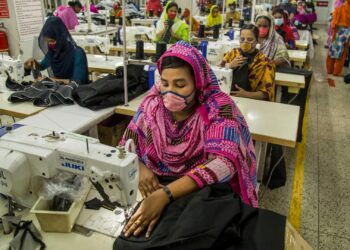 পোশাক শিল্পের দুর্নীতির জন্য দায়ী কারা?