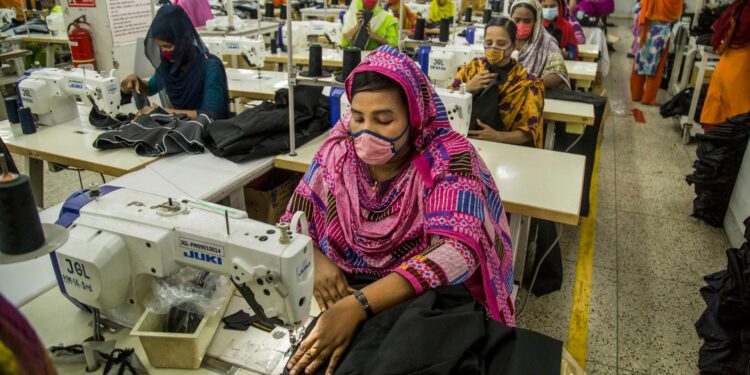 পোশাক শিল্পের দুর্নীতির জন্য দায়ী কারা?
